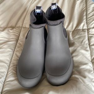 Ugg Women’s Chevonne Ankle Boot (Rain Boot)